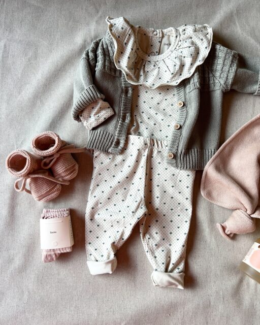 •• Favoriete kleuren •• 
Deze kleurencombinatie voor kleine meisjes is toch wel een favoriet! Hopelijk raken jullie geïnspireerd. 

#babywinkel #babyboetiek #babymusthaves #babyopkomst #lilatelier #thatsmine #babykleding #dreumesenzo