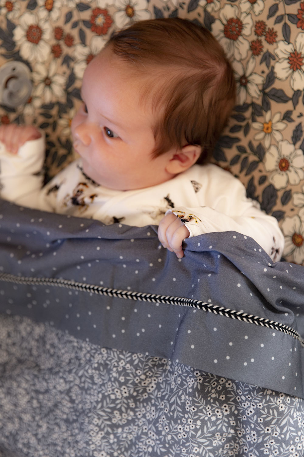 knecht deken aankomst Mies & Co - Wiegdeken teddy Vintage Flower - Blauw - Dreumesenzo