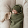 Hvid babymutsje fronzie en cocoon artichoke