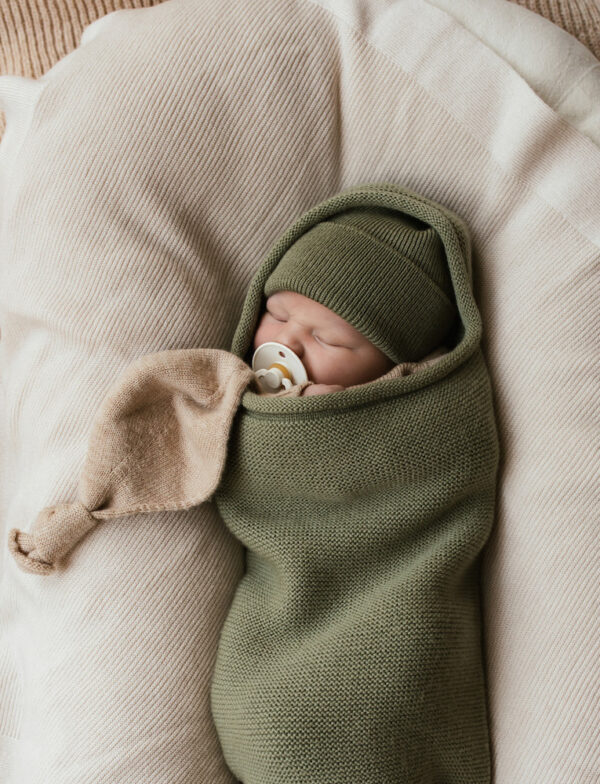 Hvid babymutsje fronzie en cocoon artichoke