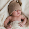 Hvid baby beanie fronzie sand