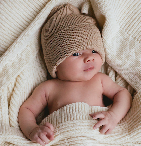 Hvid baby beanie fronzie sand